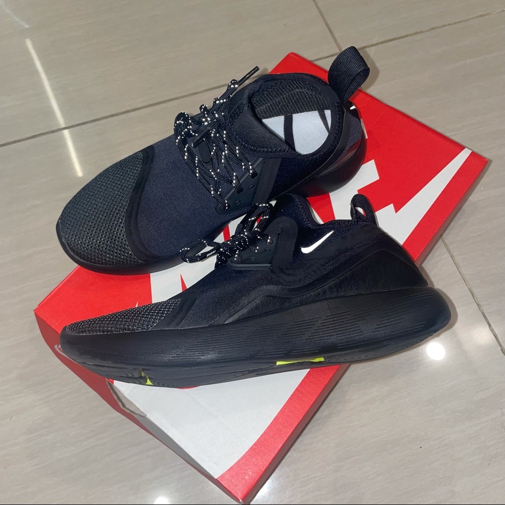 Nike Women Lunacharge Essential Sneakers - Picture 3 of 5